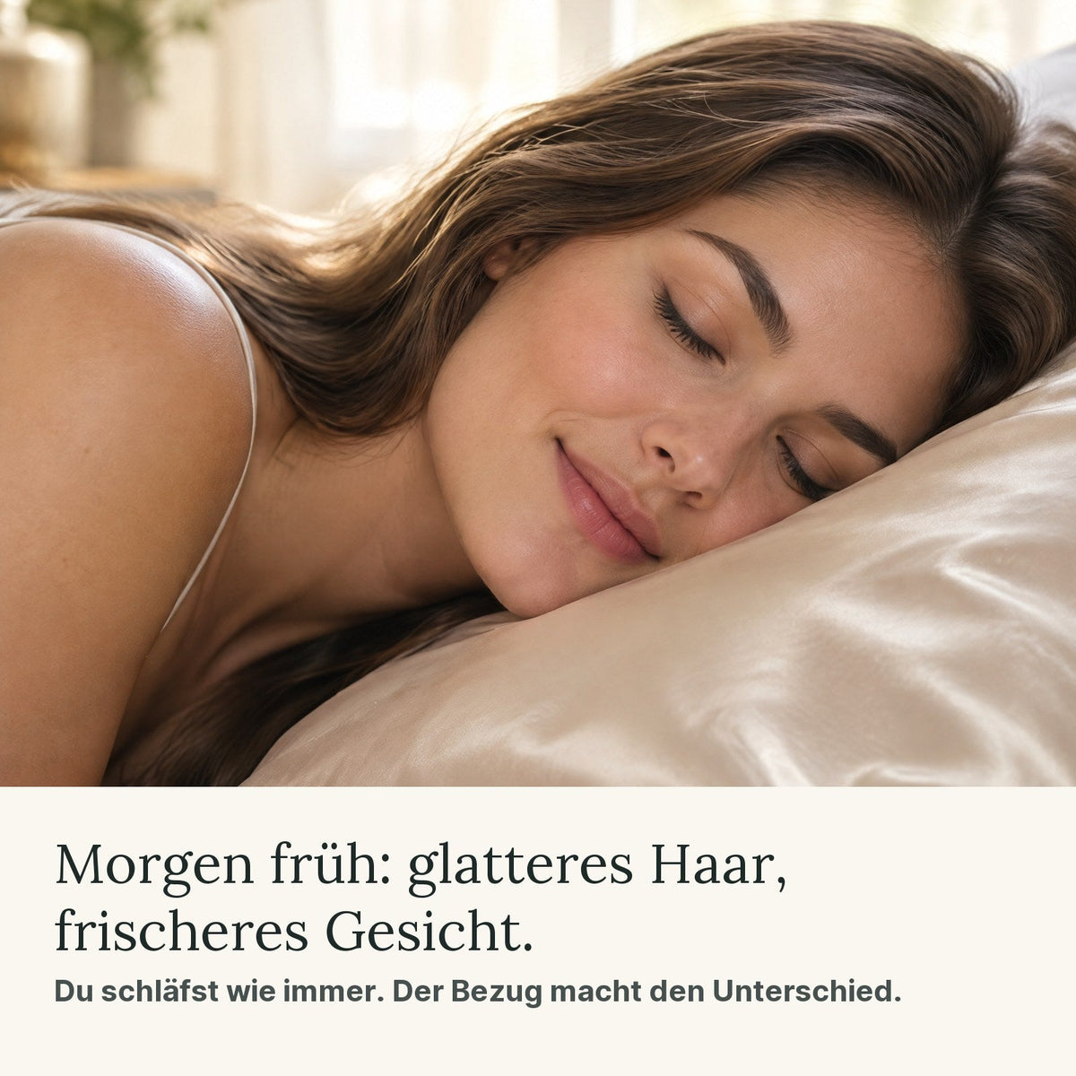 Frau schläft auf einem Seidenkissenbezug