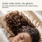 Locken auf dem Seidenkissenbezug – Seide reibt nicht, sie gleitet